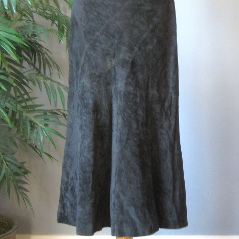 Danier Suede, Black, Size: 6
Here is a great separate for your vintage wardrobe.  It's an fluid midi skirt by Danier in a deep black suede.
Fully lined
Side zipper with hook and eye closure
Very supple, beautifully pieced together
A super versatile piece in super shape.

It's marked size 6, might just work for a slim size medium
Here are the flat measurements, please double where appropriate:

Waist: 15.5
Hips: 19.5
Length: 33.25

Thank you for looking.
#67398