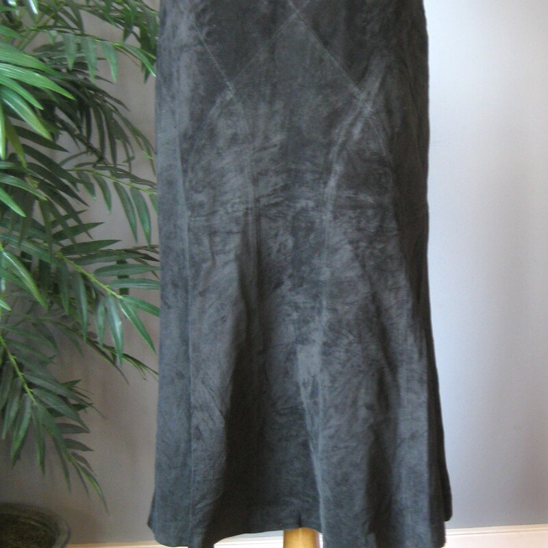 Danier Suede, Black, Size: 6
Here is a great separate for your vintage wardrobe.  It's an fluid midi skirt by Danier in a deep black suede.
Fully lined
Side zipper with hook and eye closure
Very supple, beautifully pieced together
A super versatile piece in super shape.

It's marked size 6, might just work for a slim size medium
Here are the flat measurements, please double where appropriate:

Waist: 15.5
Hips: 19.5
Length: 33.25

Thank you for looking.
#67398