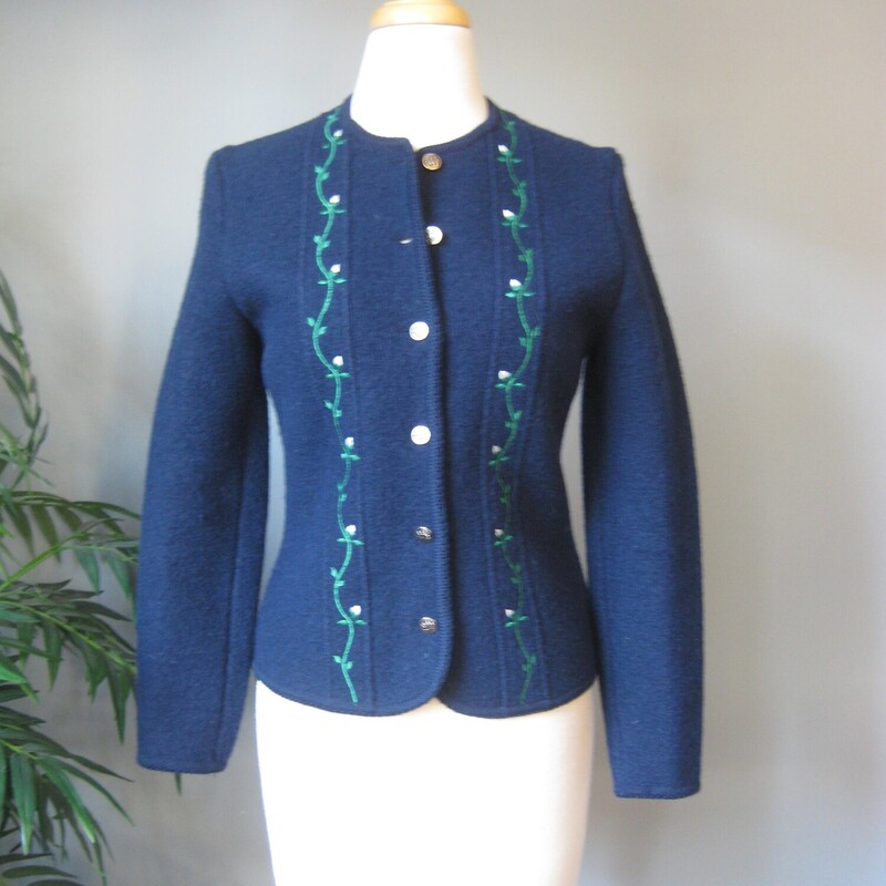 Vtg Skyr Embrd Boiled Woo, Blue, Size: 6
Vintage Skyr cardigan sweater
navy blue with delicate green vines and pink rosebuds
100% Wool
made in Hong Kong
Silver metal buttons
It's marked size 6 - but will fit smaller
flat measurements:
shoulder to shoulder: 15
armpit to armpit: 18
width at hem, buttoned and unstretched: 17 (the boiled wool has a little stretch, not much)
length: 22.5
underarm sleeve seam: 16.5
excellent condtion, no flaws!

thanks for looking!
#64975