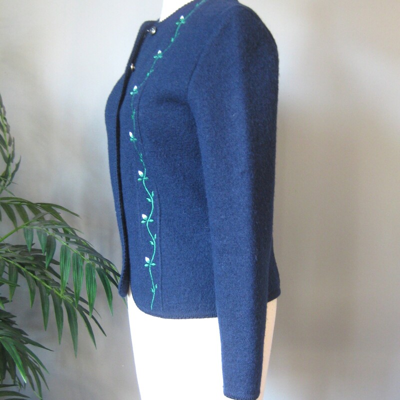 Vtg Skyr Embrd Boiled Woo, Blue, Size: 6
Vintage Skyr cardigan sweater
navy blue with delicate green vines and pink rosebuds
100% Wool
made in Hong Kong
Silver metal buttons
It's marked size 6 - but will fit smaller
flat measurements:
shoulder to shoulder: 15
armpit to armpit: 18
width at hem, buttoned and unstretched: 17 (the boiled wool has a little stretch, not much)
length: 22.5
underarm sleeve seam: 16.5
excellent condtion, no flaws!

thanks for looking!
#64975