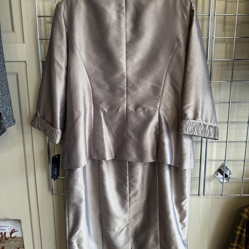 NWT Le Bos 2pc Dress, Tan, Size: 16<br />
All sales final,<br />
shipping available<br />
free in store pick up within 7 days of purchase