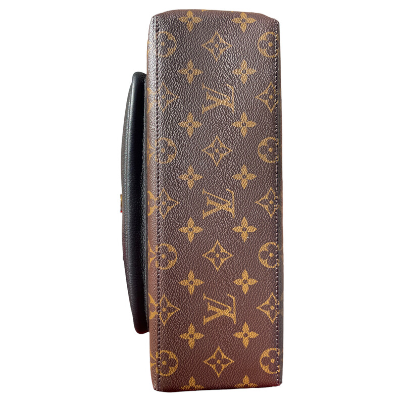 Louis Vuitton Marignan<br />
Dimensions: 11.25 L x 3.75 W x 9 H<br />
Interior Pockets: Three flat pockets<br />
Handles: Single flat leather top handle and a removable, adjustable shoulder strap<br />
Handle Drop: 3.75 and 17.5 - 22 adjustable<br />
Closure/Opening: Flap top with magnetic padlock closure<br />
Interior Lining: Brown Alcantara lining<br />
Hardware: Goldtone<br />
Code:AR2129<br />
Year:2019