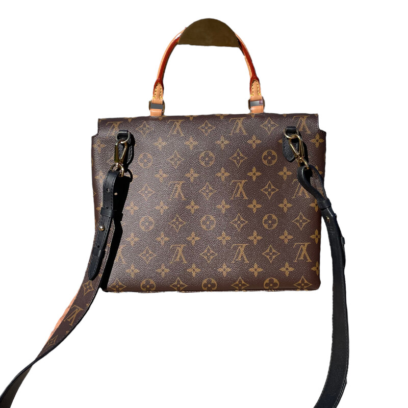 Louis Vuitton Marignan
Dimensions: 11.25 L x 3.75 W x 9 H
Interior Pockets: Three flat pockets
Handles: Single flat leather top handle and a removable, adjustable shoulder strap
Handle Drop: 3.75 and 17.5 - 22 adjustable
Closure/Opening: Flap top with magnetic padlock closure
Interior Lining: Brown Alcantara lining
Hardware: Goldtone
Code:AR2129
Year:2019