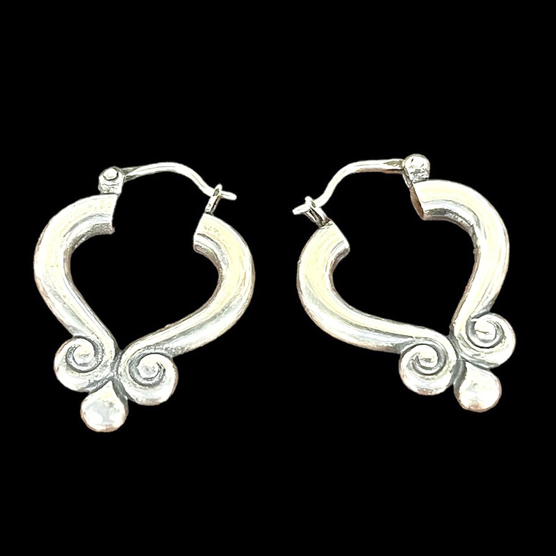 Avery 925 Heart Earrings
Silver
Size: .75x.75