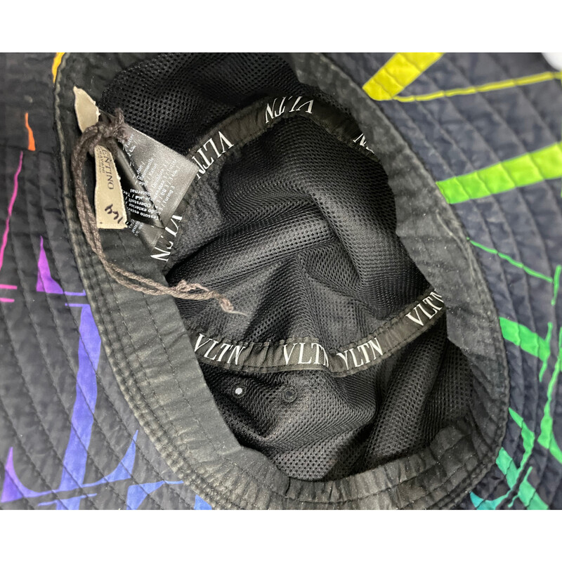 Valentiono
Black nylon bucket hat with multicolored VLTN monogram.
Size 58
580MM