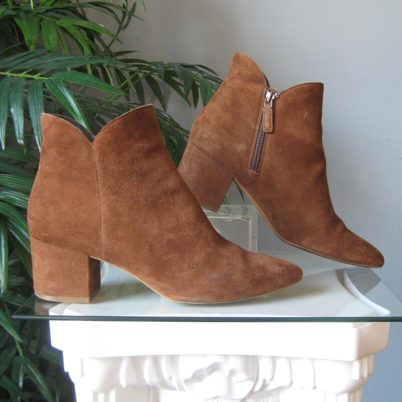 Cole Haan Suede Ankle, Tan, Size: 9<br />
<br />
Chic Cole Haan Ankle boots in a little bit of a different color, a bright warm brown.<br />
They're suede with a 2 block heel and size zipper<br />
Pointy but not too long toe<br />
These are used but in excellent condition.<br />
<br />
size 9<br />
thanks for looking!<br />
#68378