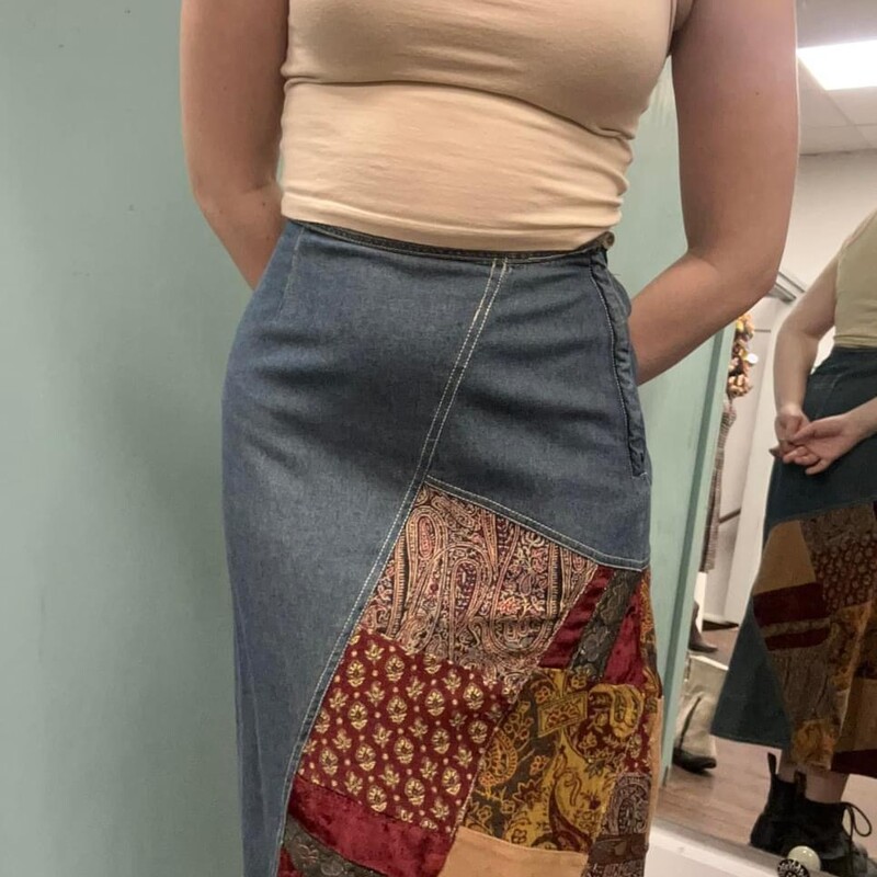 This skirt!!!!<br />
90s patchwork/denim, you can't go wrong!!!<br />
midi length, bias cut & zips to the left<br />
<br />
flat lay measurements<br />
~waist 12-14 inches<br />
~hips-19 inches<br />
~length-42 inches<br />
<br />
90s Denim/patchwork, Blue, Size: 4
