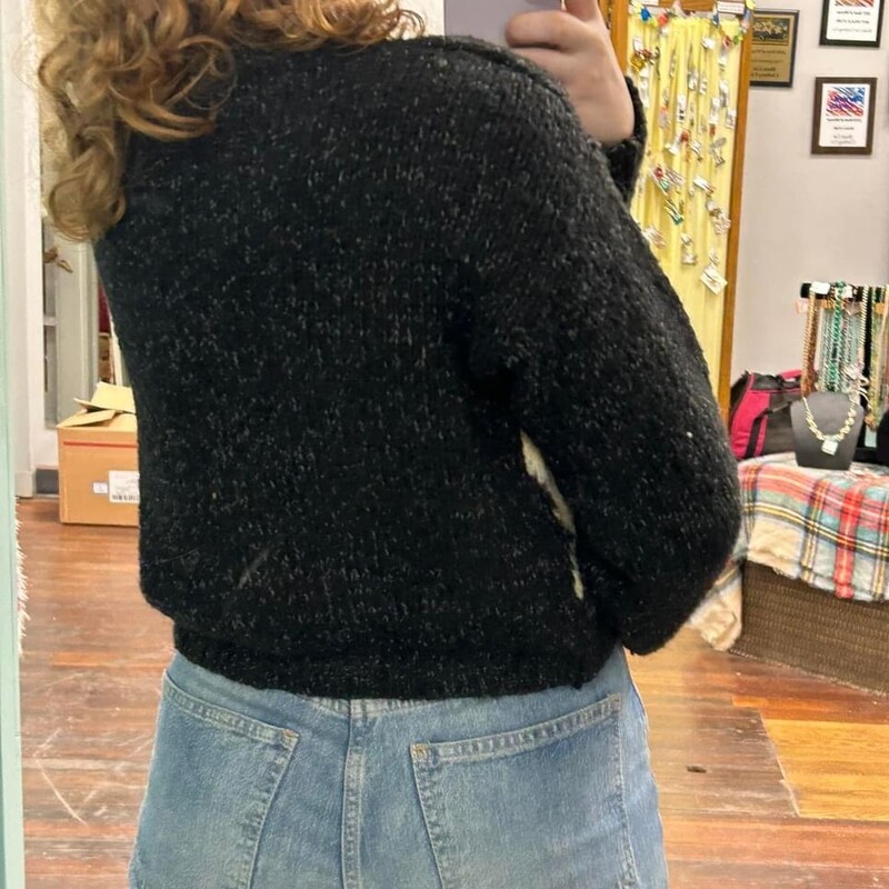 80s cropped sweater
how cute is this!!!
Charcoal sweater with wide & thin stripes in aqua, pink & yellow trimmed with little hearts.
has a mock turtleneck, shoulder pads
material feels like an acrylic blend

flat lay measurements
~chest...20.5
~waist...15-17
~length...19

size medium