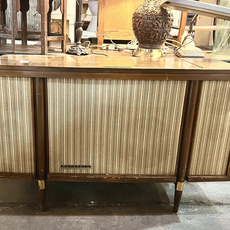Mid Century Modern Stereo Console
30.5in high, 48in wide, 17in deep