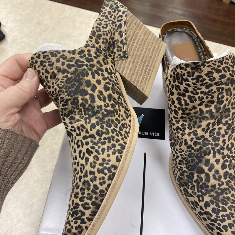 brand new in box!!<br />
these are perfect for literally any season!<br />
if you are a fan of this print then these are a must for you!!!<br />
<br />
Dolce Vita, Leopard, Size: 10