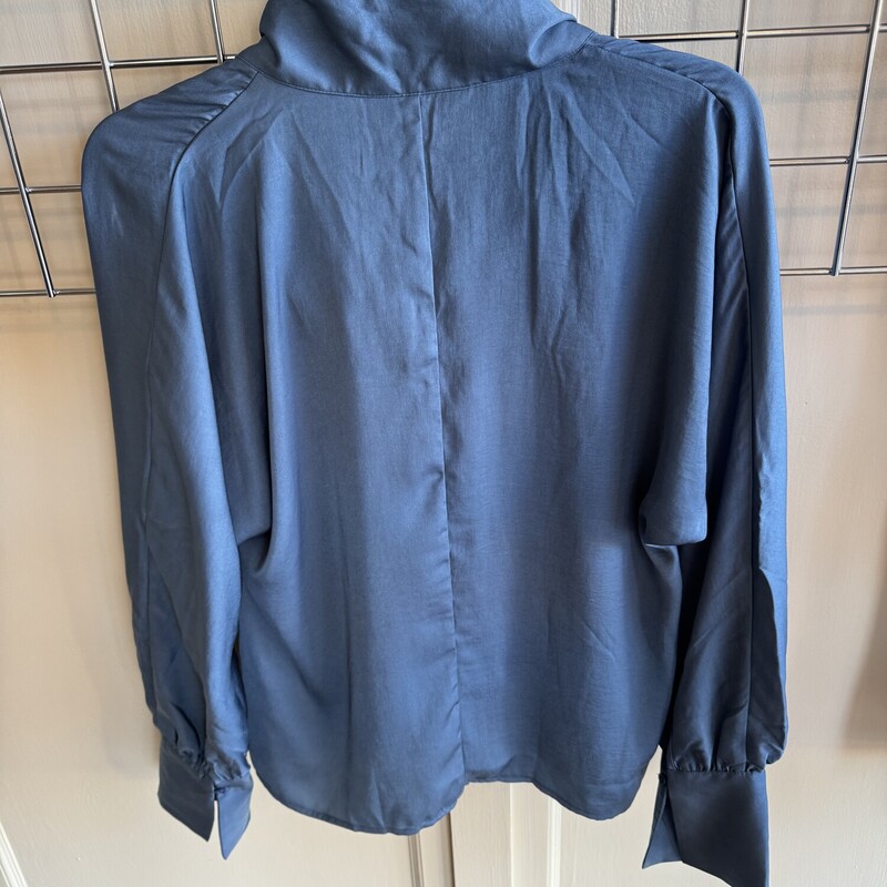 NWT Banana Republic Top, Blue, Size: S<br />
All sales are final.<br />
Pick up item within 7 days of purchase or have it shipped.