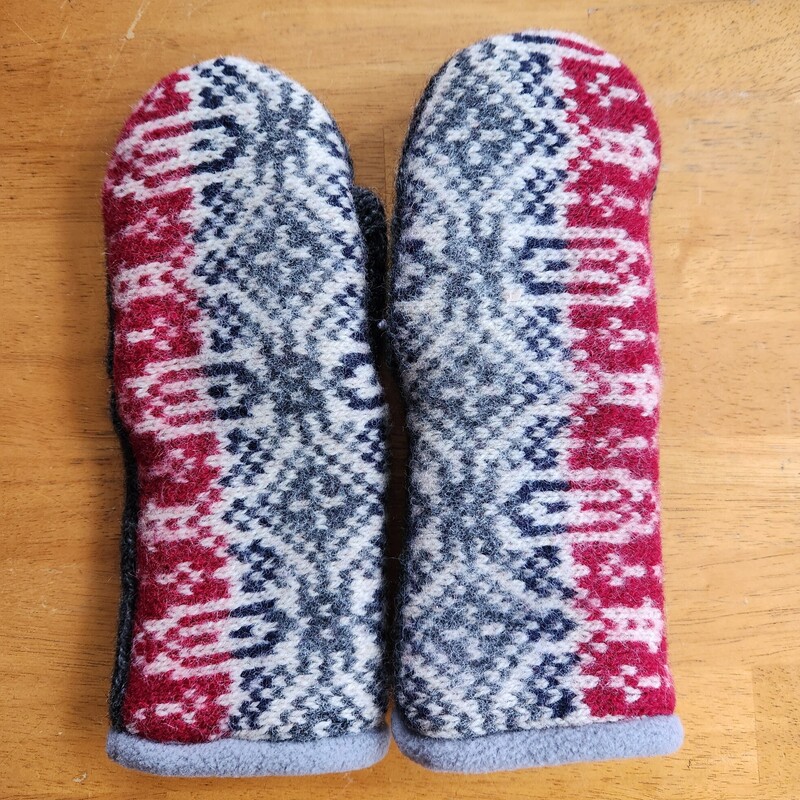 RECECLED MITTENS