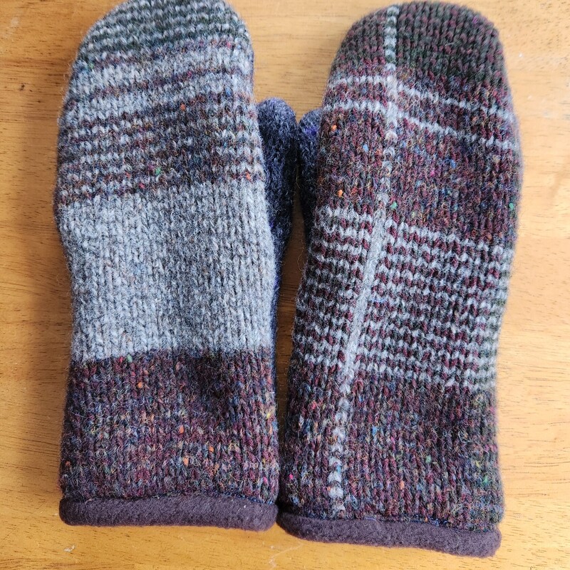 RECECLED MITTENS