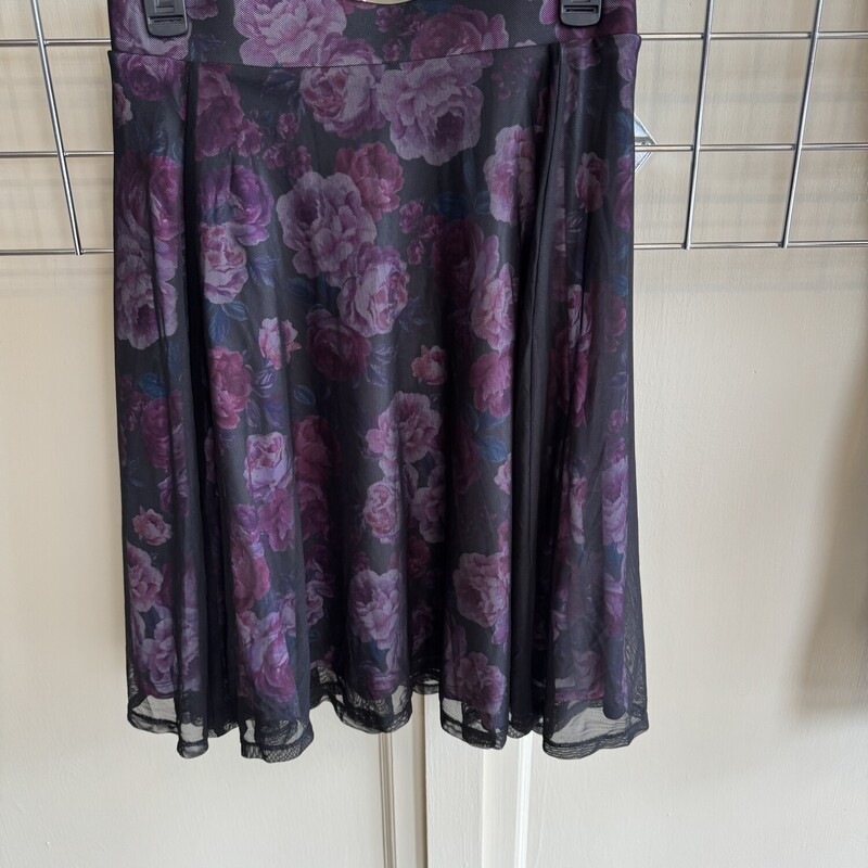 NWT Torrid Skirt Floral, Blk/Rose, Size: 5X<br />
All Sales Are Final . NO Returns.<br />
<br />
Available for in-store pick up or have shipped