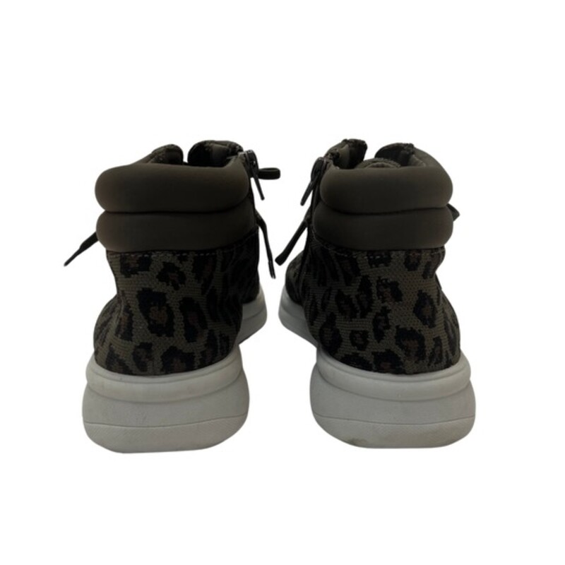 Clarks Cloudsteppers Washable Knit Boots<br />
Ezera Tie<br />
Knit upper, adjustable laces, inside zip entry, lightweight construction<br />
Leopard Print Olive and Black<br />
Size: 8