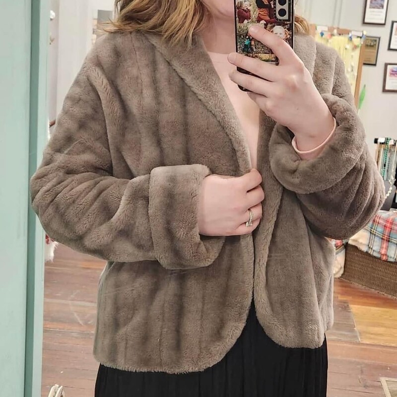 60’s Gray Faux Mink Coat $25<br />
<br />
*Beautiful faux mink coat<br />
*color & markings are beautiful<br />
*It is an open style with cuffed sleeves<br />
*Unbranded.<br />
<br />
Flat lay measurements<br />
Chest: 21<br />
Length: 15<br />
<br />
<br />
60s Mink, Brown
