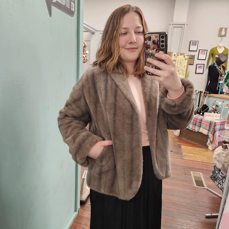 60’s Gray Faux Mink Coat $25

*Beautiful faux mink coat
*color & markings are beautiful
*It is an open style with cuffed sleeves
*Unbranded.

Flat lay measurements
Chest: 21
Length: 15


60s Mink, Brown
