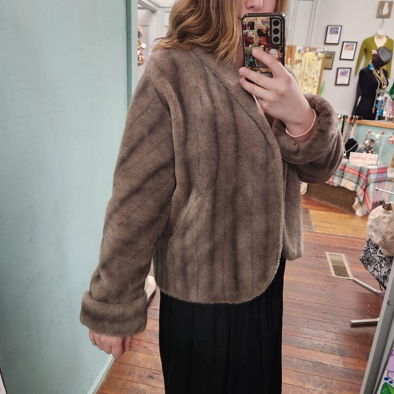 60’s Gray Faux Mink Coat $25<br />
<br />
*Beautiful faux mink coat<br />
*color & markings are beautiful<br />
*It is an open style with cuffed sleeves<br />
*Unbranded.<br />
<br />
Flat lay measurements<br />
Chest: 21<br />
Length: 15<br />
<br />
<br />
60s Mink, Brown