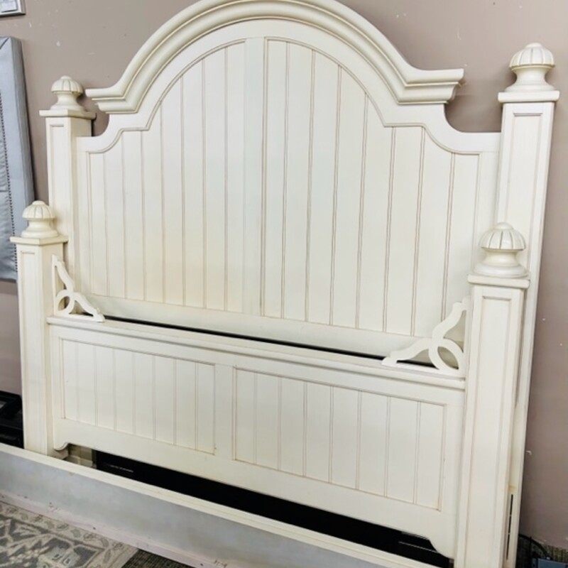 Impressions by Thomasville Wood Queen Bed
Cream Size: 64 x 65H
Footboard and side rails included