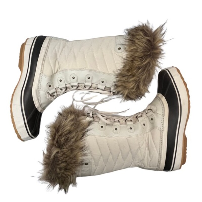 Esprit Evelyn Snow Boots<br />
Water Resistant<br />
Faux Fur Collar<br />
Winter White with Brown Trim<br />
Size: 9.5