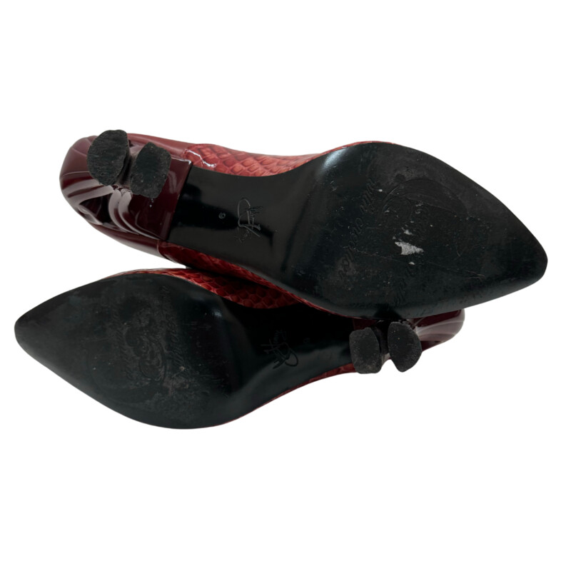 John Fluevog Ursula Lace Up Heel

The Ursula bares an utterly divine, reptilian embossed patent leather that adorns the front of the foot. Crafted in Portugal, they feature tunite soles and that unmistakable 4 scrolled heel.

Color: Red
Size: 9