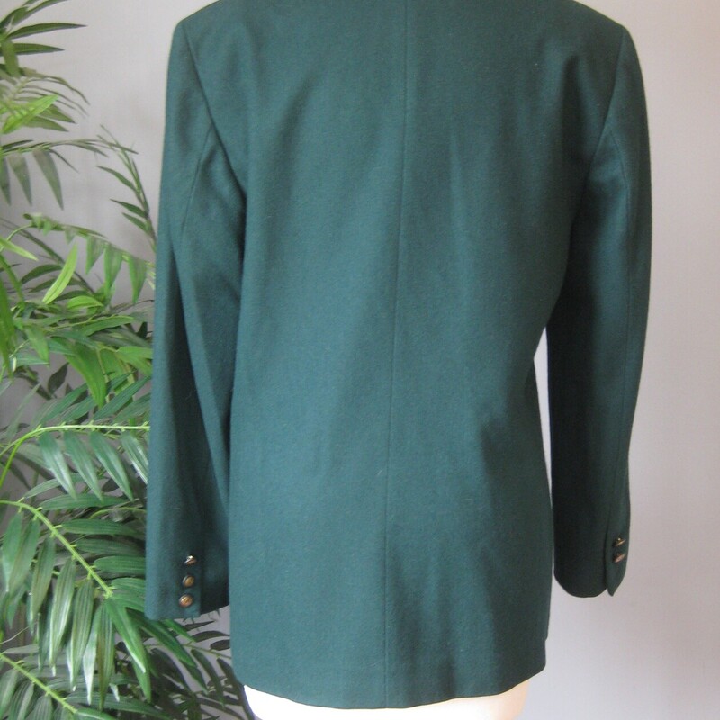 Vtg Pendleton Wool, Green, Size: Medium<br />
Forest Green Wool blazer from Pendleton.<br />
<br />
Simple classic styling with notched collar, working pockets and nice green and gold buttons.<br />
Fully lined, with moderate shoulder pads under the lining<br />
single breasted<br />
Excellent condition EXCEPT, each sleeve end is supposed to have three buttons.  On one of the sleeves one of the buttons is missing.<br />
<br />
Flat Measurements:<br />
Armpit to Armpit: 20.75<br />
Waist: 20.25<br />
Width at Hem: 22<br />
Length: 28.75<br />
Shoulder to Shoulder (across the back) 17.5<br />
Length of Underarm sleeve seam: 17 1/4<br />
<br />
Thank you for looking.<br />
#55056