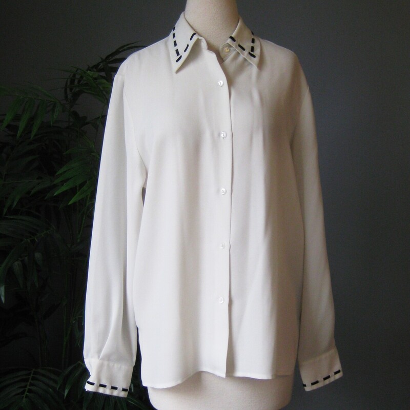 Vtg Pendleton, Ivory, Size: 12
Vintage Pendleton Blouse in white polyester with a black ribbon threaded through the collar points and the cuffs.  Color is a grayish white
marked size 12, should fit a modern size large.
Flat measurements, please double where approrpriate:
Shoulder to shoulder: 17.25
Armpit to Armpit: 22
Length: 26
width at hem: 19 3/4
Underarm sleeve seam length: 17.5

Excellent condition!

thank for looking!
#52577