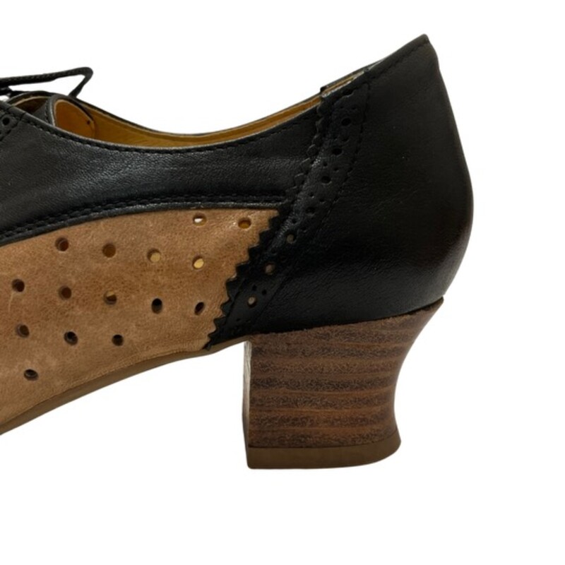 Brako Oxford Pumps
Leather
Color: Black and Tan
Size: 7.5