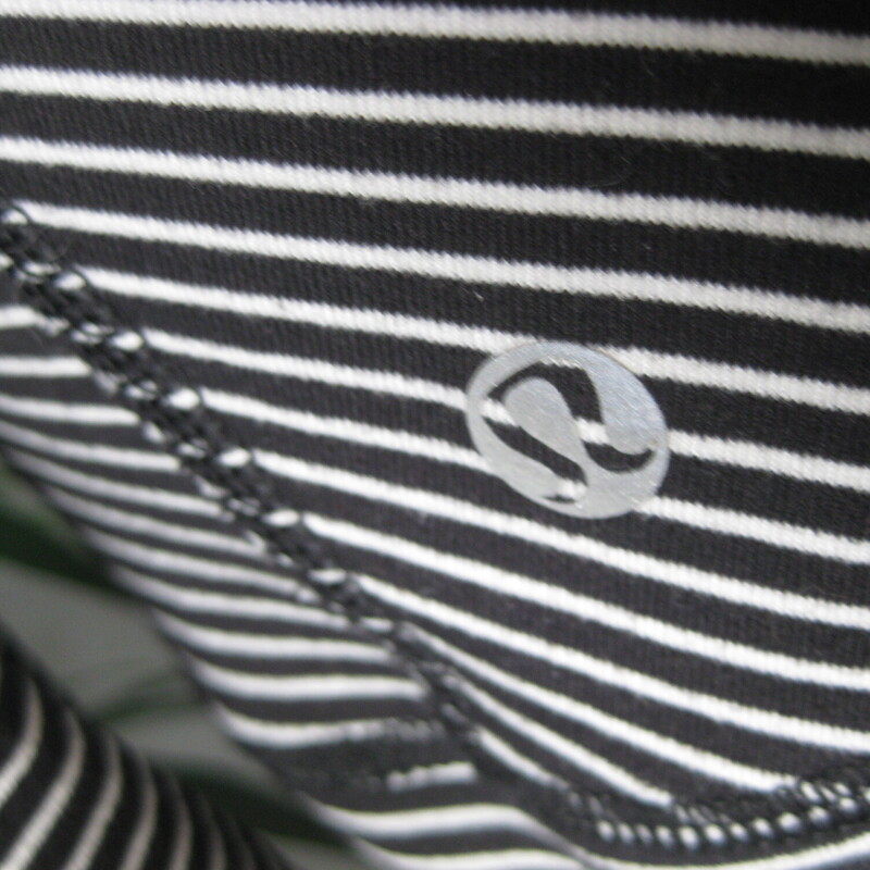 Lululemon Striped, B/W, Size: Medium<br />
<br />
Cute striped top from Lululemon in black and white.<br />
This high tech running shirt features a close fit, thmbholes and a hidden zippered pocket in the back.<br />
Size M<br />
here are the flat measurements:<br />
armpit to armpit: 18.5<br />
Width at hem: 20.5<br />
Underarm sleeve seam length: 22<br />
length: 25<br />
<br />
Thanks for looking!<br />
#66996