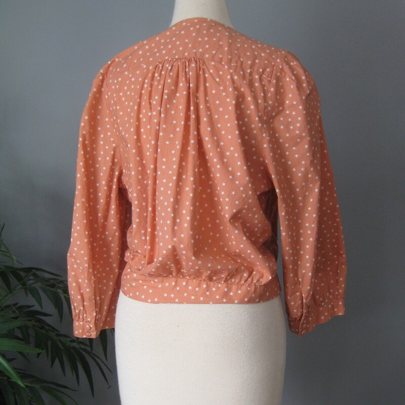 Madewell Stars Wrap, Peach, Size: XL

Adorable and very popular shirt from madewell,
easy to wear in 100% cotton
Peach color with tiny stars scattered throughout.
gathered shoulders, snap on the bodice, buttons at the waist
marked size XL
flat measurements:
shoulder to shoulder: 13
armpit to armpit: 24.5
waist: 20
underarm sleeve seam length: 20.5

excellent condition, no flaws!
thanks for looking!
#1791