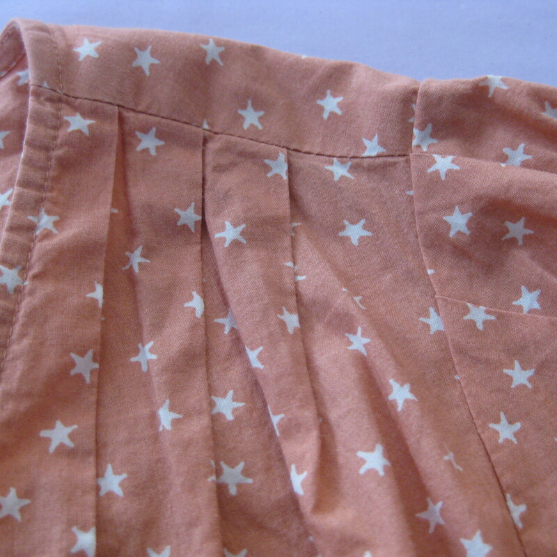 Madewell Stars Wrap, Peach, Size: XL<br />
<br />
Adorable and very popular shirt from madewell,<br />
easy to wear in 100% cotton<br />
Peach color with tiny stars scattered throughout.<br />
gathered shoulders, snap on the bodice, buttons at the waist<br />
marked size XL<br />
flat measurements:<br />
shoulder to shoulder: 13<br />
armpit to armpit: 24.5<br />
waist: 20<br />
underarm sleeve seam length: 20.5<br />
<br />
excellent condition, no flaws!<br />
thanks for looking!<br />
#1791