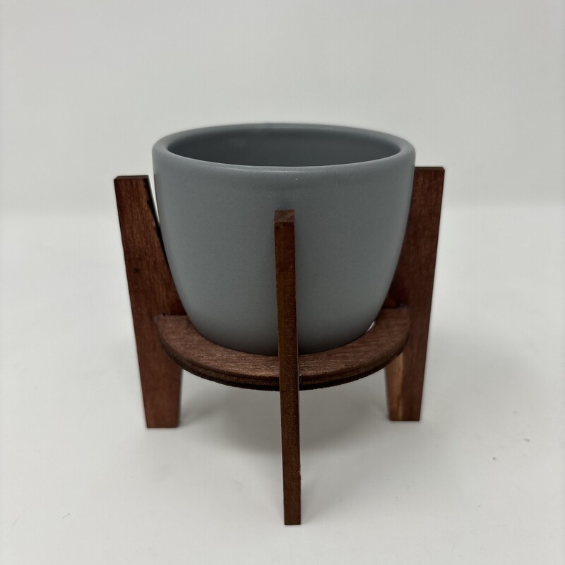 Small Pot With Wooden Stand<br />
Grey & Brown<br />
Size: 4 In