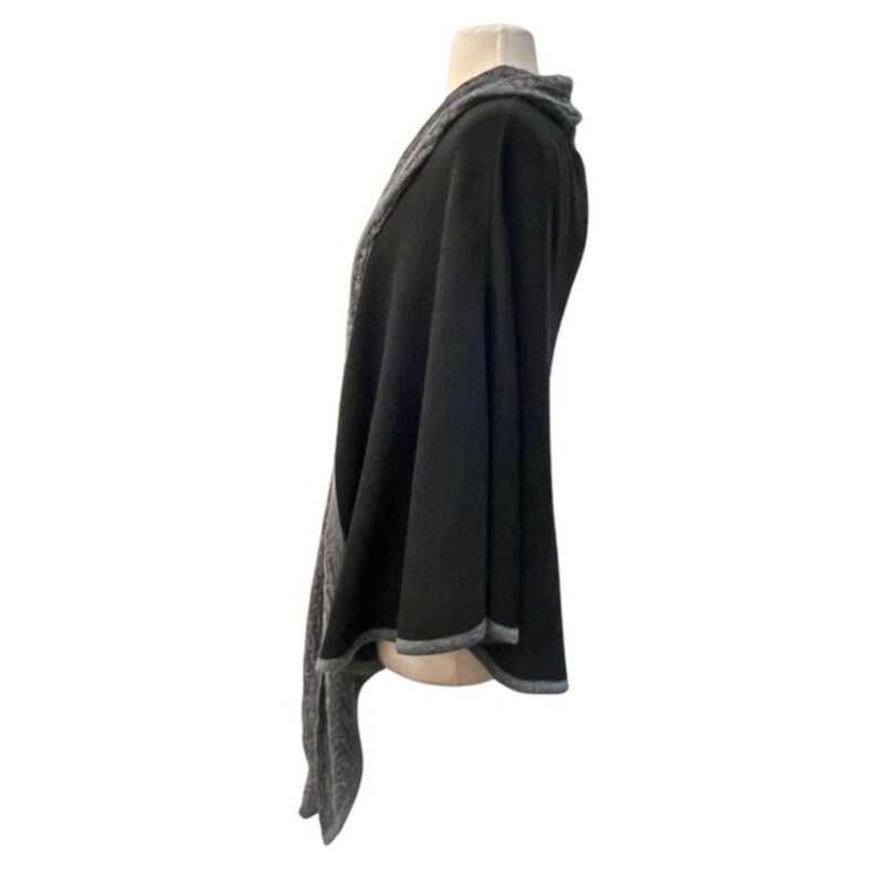 Simply Natural Cape
100% Baby Alpaca
Black, and Gray
Size: OS