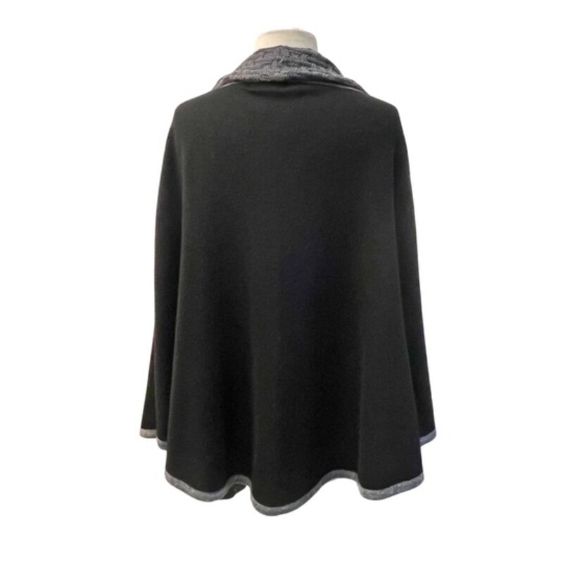 Simply Natural Cape
100% Baby Alpaca
Black, and Gray
Size: OS