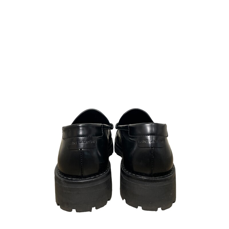 YSL Le Loafer Penny Black

Size 37

PENNY LOAFERS WITH LEATHER SOLE, DECORATED WITH THE CASSANDRE AND FEATURING A SAINT LAURENT EMBOSSED BACK TAB.

 TOTAL HEEL HEIGHT: 1,5 CM / 0.6 INCHES
 LEATHER SOLE
 CASSANDRE IN CHROME-BLACK METAL
 100% CALFSKIN LEATHER