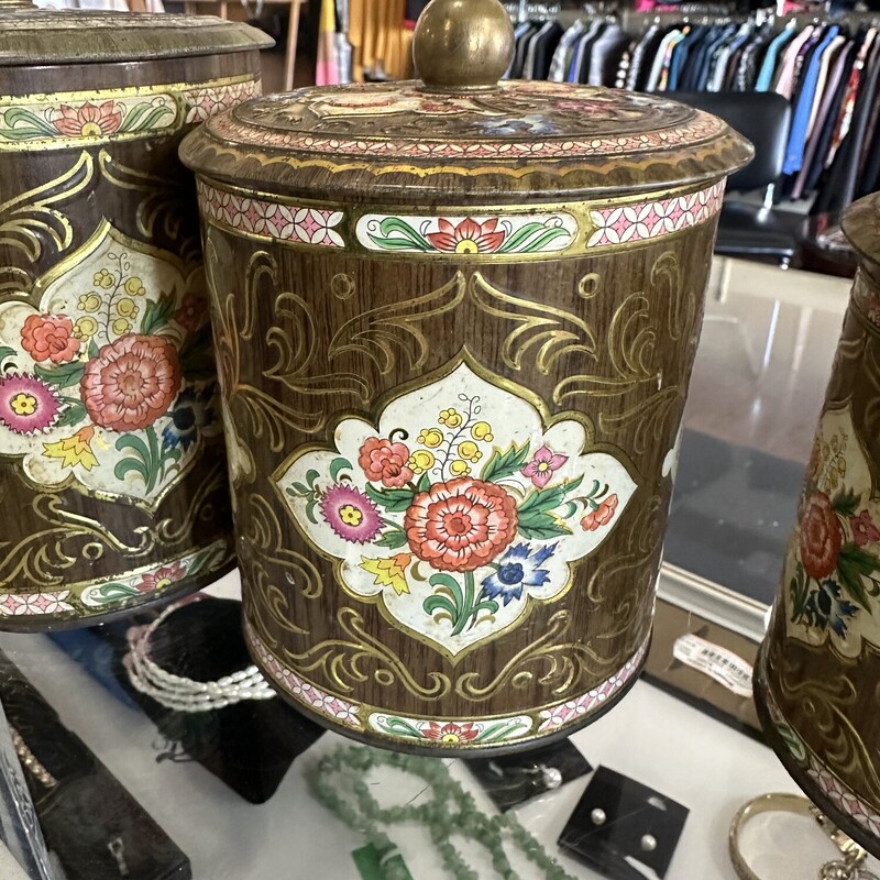 VINTAGE Daher  English Tin Set, Size: 4 PCS<br />
Not Perfect Conditon , Good Condition for These Vintage Pieces<br />
Shipping Available<br />
or<br />
Pick Up In Store Within 7 Days Of  Purchase<br />
All Sales Are Final