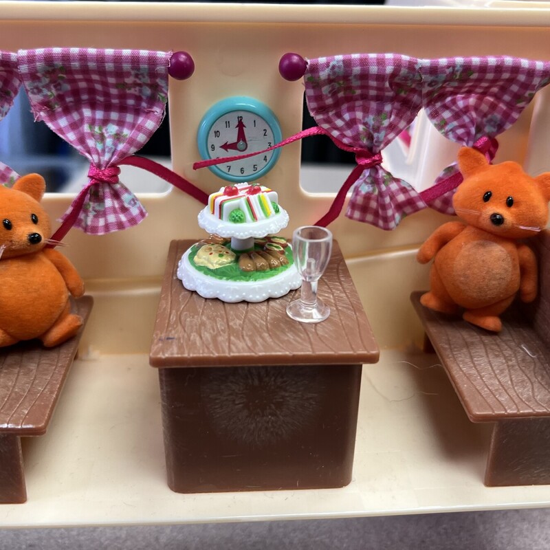 Lil Woodzeez Camper, Multi, Size: 3Y<br />
Includes family of five foxes.