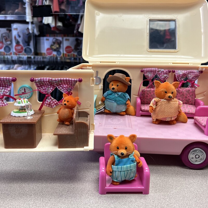 Lil Woodzeez Camper, Multi, Size: 3Y
Includes family of five foxes.