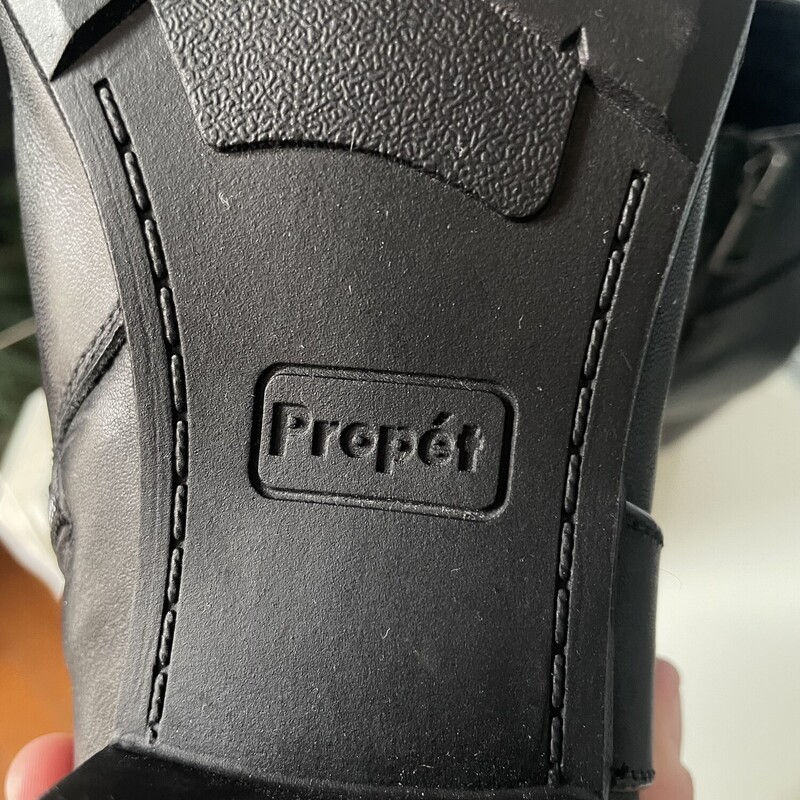 Propet Ankle, Black, Size: 8<br />
<br />
Adorable wardrobe staple pair of boots by Propet.<br />
Worn once or twice<br />
Size 8<br />
Black<br />
heel 2<br />
Thanks for looking!!<br />
#68679
