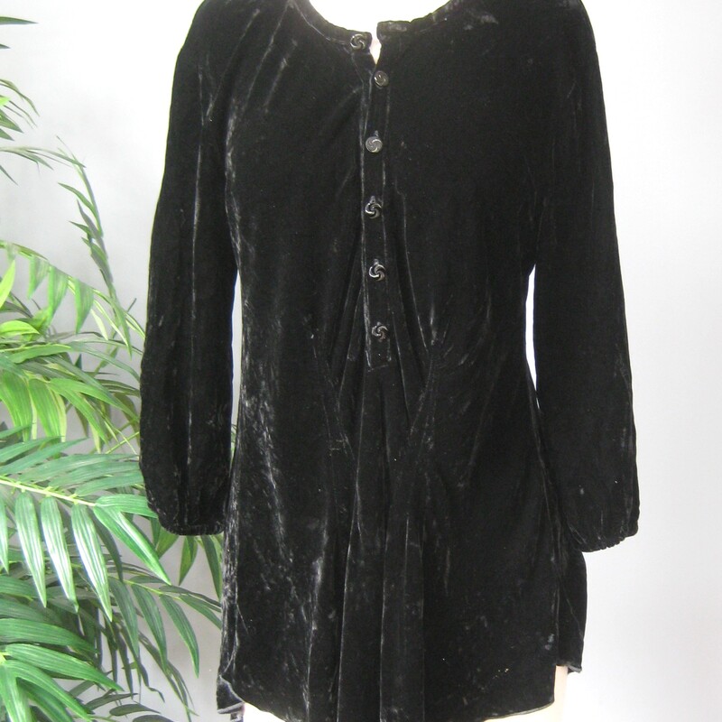 Luxury level velvet tunic by CP Shades.
It's deep deep black with 3/4 sleeves.
It has buttons partway down the front.
The sleeves are full and very gently gathered with elastic at the ends.
Made in the USA
The fabric is 80% Rayon and 20% Silk

It's marked size Large
here are the flat measurements:
shoulder to shoulder: 18
armpit to armpit: 19.25
waist area: 19.5
length: aprox. 28.5
underarm sleeve seam length: 10.5

Perfect condition!
thanks for looking!
#63714
