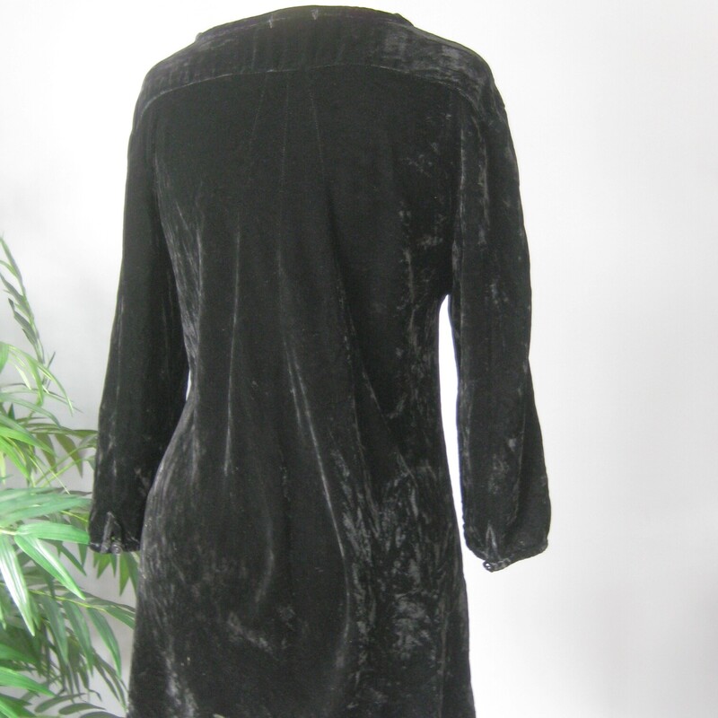 Luxury level velvet tunic by CP Shades.
It's deep deep black with 3/4 sleeves.
It has buttons partway down the front.
The sleeves are full and very gently gathered with elastic at the ends.
Made in the USA
The fabric is 80% Rayon and 20% Silk

It's marked size Large
here are the flat measurements:
shoulder to shoulder: 18
armpit to armpit: 19.25
waist area: 19.5
length: aprox. 28.5
underarm sleeve seam length: 10.5

Perfect condition!
thanks for looking!
#63714