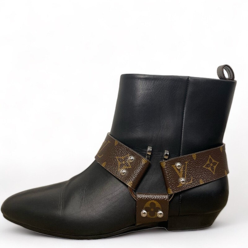 Louis Vuitton Rhapsody: Size 40.5
Louis Vuitton Leather Ankle Chelsea Boots
Black
LV Monogram
Semi-Pointed Toes with Studded Accents
