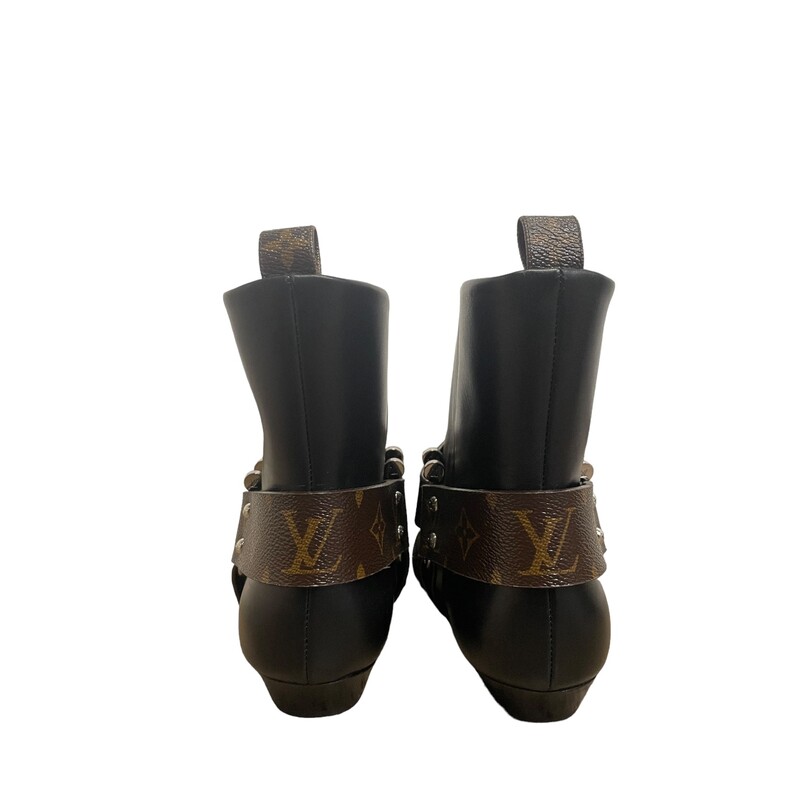 Louis Vuitton Rhapsody: Size 40.5<br />
Louis Vuitton Leather Ankle Chelsea Boots<br />
Black<br />
LV Monogram<br />
Semi-Pointed Toes with Studded Accents