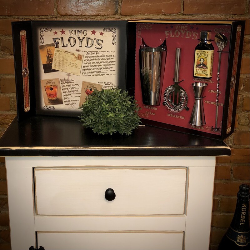 King Floyd's Bar Kit
13 x 13 x 4.5
What a spectacular gift idea!
Get ready to shake up some stylish cocktails and elevate your mixology game with our trendy bar kit! This isn't just any old collection of bar tools; it's a sleek, sophisticated set that's as chic as it is functional.