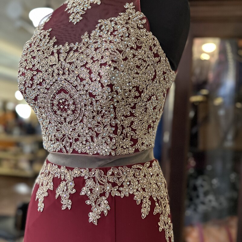 Anny Lee Halter Long Dres, Burgandy with gold accents , Size: 11<br />
Pick Up In Store within 7 days of purchase Or Have Shipped for $14.00