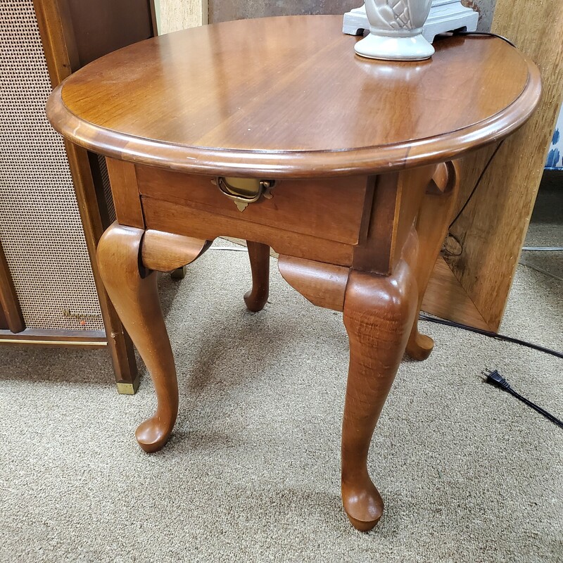 Broyhill End Table, Cherry, Size: 23x27x23