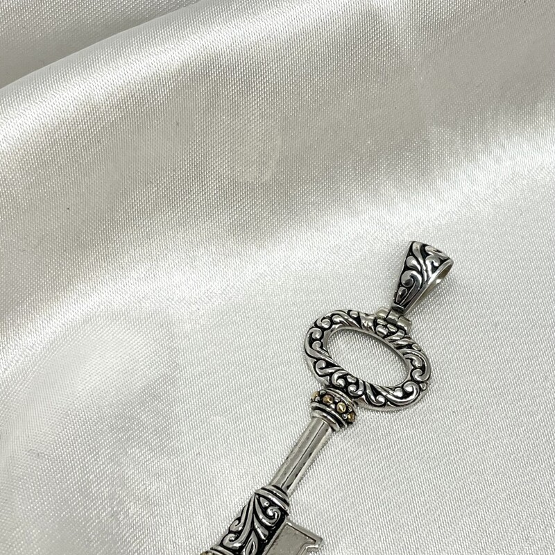 925 / 14K Key Pendant
Silver
Size: 1/2 x 2H