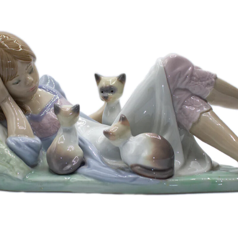 Lladro Interrupted Nap Girl With Cats
#5760
White and Blue
Size: 8.5x4H