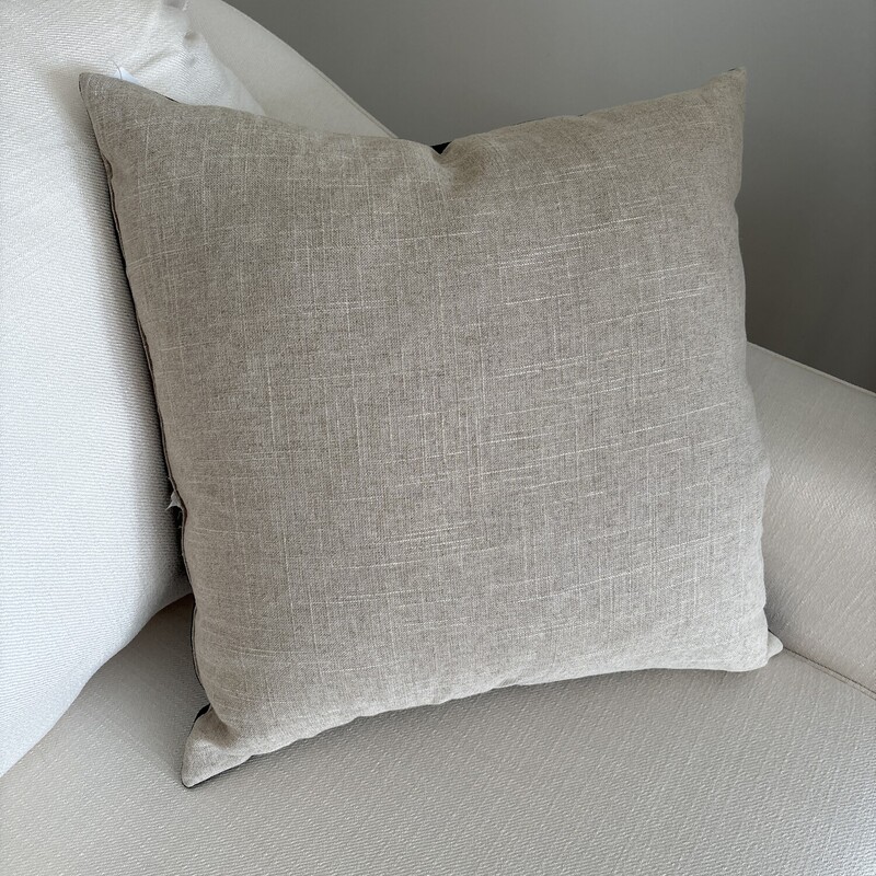 Toss Cushion<br />
Black & Taupe<br />
Size: Large<br />
Linen & Velvet<br />
Removable Cover - Feather Insert