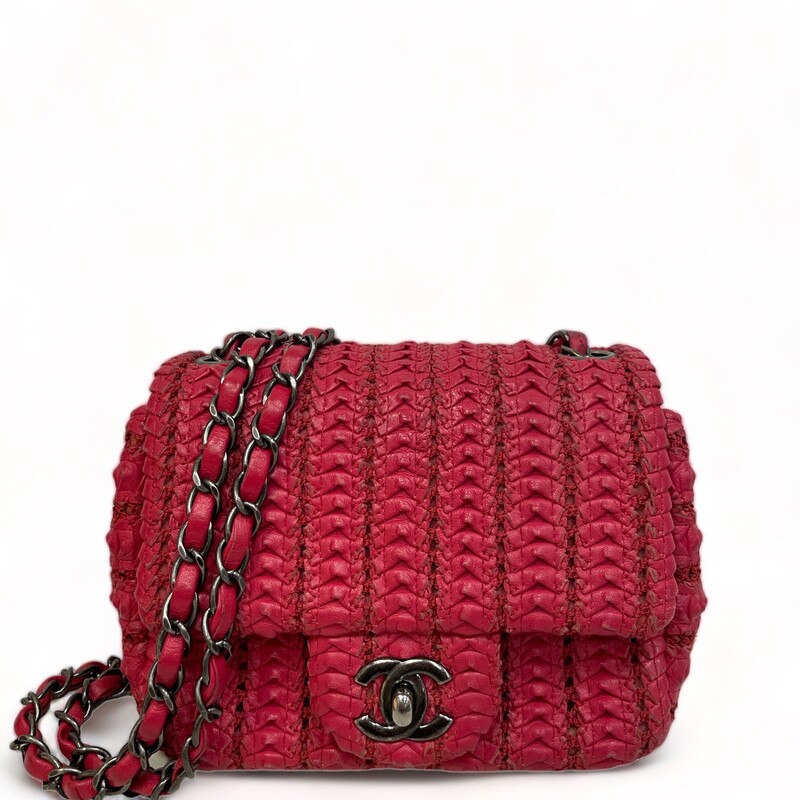 From the Cruise 2016 collection, this Chanel Mini Square Flap bag is crafted in red intricately woven leather accented and finished with antiqued silver-tone hardware.

Features:

Chain-link And Leather Shoulder Strap
CC Turnlock Closure
Interior Zip And Slip Pockets
From the Cruise 2016 collection, this Chanel Mini Square Flap bag is crafted in red intricately woven leather accented and finished with antiqued silver-tone hardware.

Leather
Fabric Lining
Silver Hardware
Details:
Length: 6.7
Height: 5
Depth: 3
Strap Drop: 20

Code: 21807793
Made in Italy
Cruise 2016